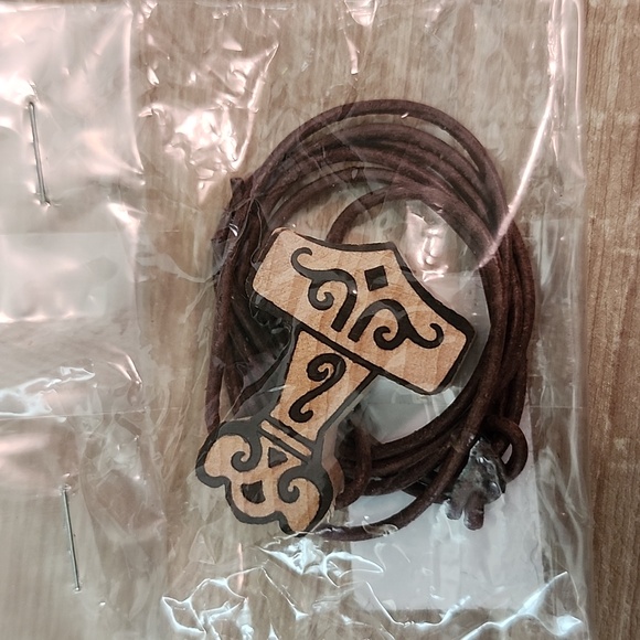 Iceland dragon head magnet and Thor's hammer necklace - Picture 4 of 6